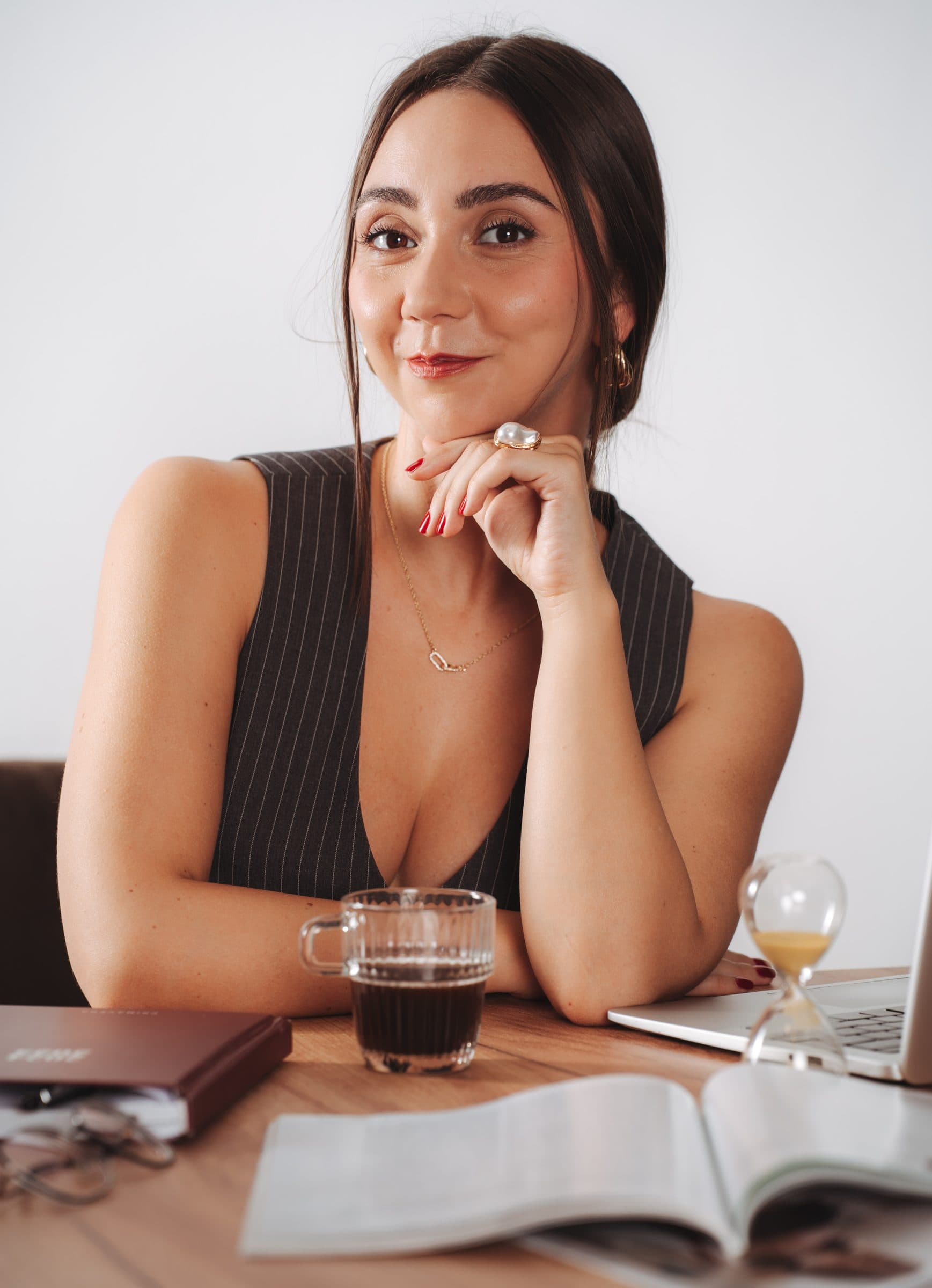 Sofia alla scrivania tra riviste e appunti