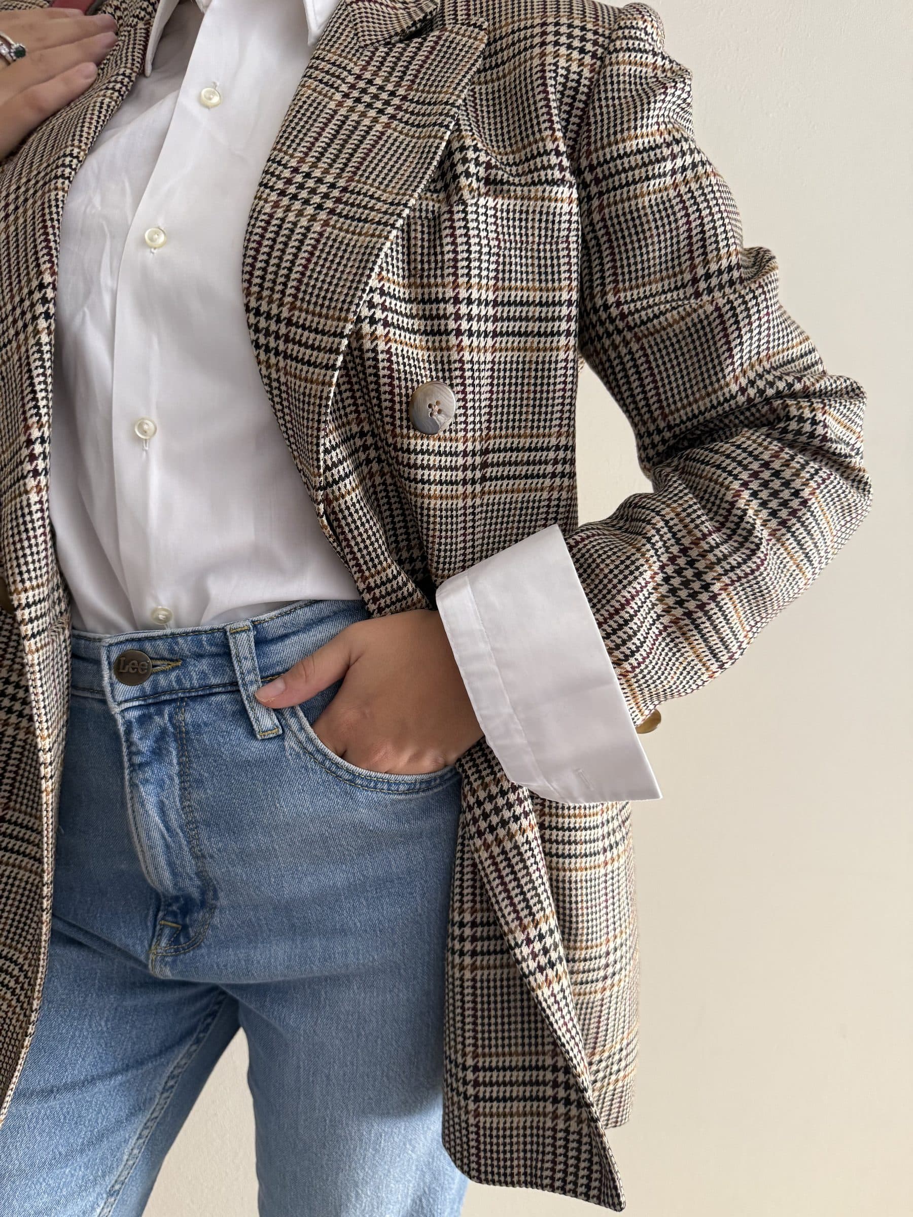 Look con blazer in pied-de-poule, camicia bianca e jeans